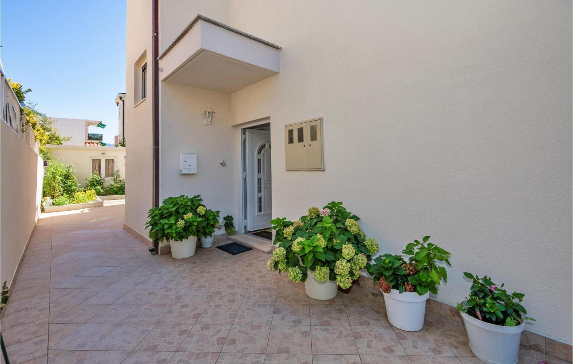 Lovely Apartment In Makarska With Kitchen Экстерьер фото